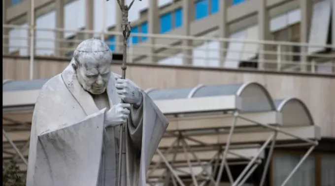 A estátua de São João Paulo II no Hospital Policlínico Agostino Gemelli. ?? 