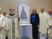 Duilia de Mello com o cardeal Sean O'Malley no local onde será colocada a imagem de Nossa Senhora Aparecida.