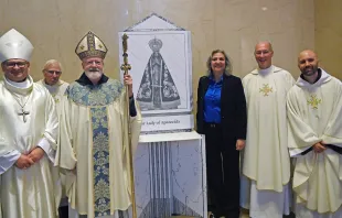 Duilia de Mello com o cardeal Sean O'Malley no local onde será colocada a imagem de Nossa Senhora Aparecida.