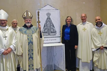 Duilia de Mello com o cardeal Sean O'Malley no local onde será colocada a imagem de Nossa Senhora Aparecida.