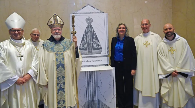 Duilia de Mello com o cardeal Sean O'Malley no local onde será colocada a imagem de Nossa Senhora Aparecida. ?? 