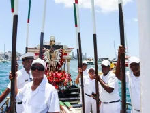 Imagem do Senhor Bom Jesus dos Navegantes em procissão marítima na embarcação Galeota Gratidão do Povo