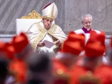 Papa Francisco durante a proclamação da bula do Jubileu 2025, perante os cardeais.