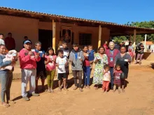 Irmã Rosita Milesi com os migrantes e refugiados indígenas venezuelanos da comunidade Warao Coromoto, que fica na zona rural do Paranoá, no Distrito Federal.