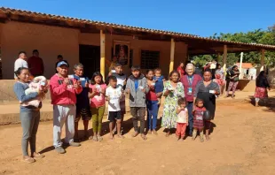 Irmã Rosita Milesi com os migrantes e refugiados indígenas venezuelanos da comunidade Warao Coromoto, que fica na zona rural do Paranoá, no Distrito Federal.