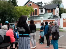 Voluntários de 40 Dias pela Vida rezam em frente a um centro de aborto na Colômbia.