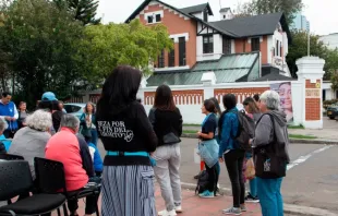 Voluntários de 40 Dias pela Vida rezam em frente a um centro de aborto na Colômbia.