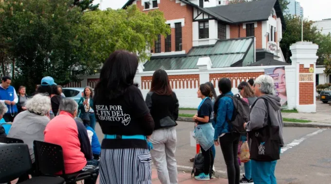 Voluntários de 40 Dias pela Vida rezam em frente a um centro de aborto na Colômbia. ?? 