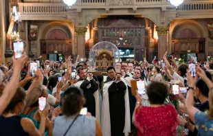 A urna com as relíquias de santa Teresinha já estiveram na basílica Nossa Senhora do Carmo, em Bela Vista (SP)