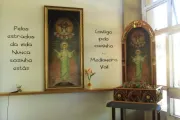 Espaço de espiritualidade com o quadro de Nossa Senhora Medianeira na rodoviária de Santa Maria (RS)