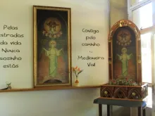 Espaço de espiritualidade com o quadro de Nossa Senhora Medianeira na rodoviária de Santa Maria (RS)