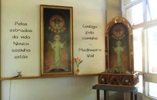 Espaço de espiritualidade com o quadro de Nossa Senhora Medianeira na rodoviária de Santa Maria (RS)