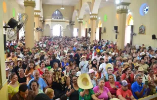 Milhares de romeiros na missa de despedida dos romeiros e bênção dos chapéus