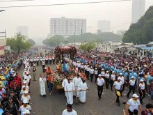 Apesar do intenso calor e a densa fumaça decorrente de queimadas, mais de 200 mil fiéis participaram do 106º Círio de Nossa Senhora da Conceição, em Santarém (PA)