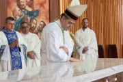 Dom Edson Oriolo também fez o rito de dedicação do novo altar do santuário Nossa Senhora Aparecida