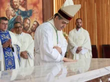 Dom Edson Oriolo também fez o rito de dedicação do novo altar do santuário Nossa Senhora Aparecida