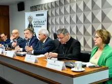 Cerimônia da instituição da Frente Parlamentar Católica Apostólica no Senado. Da esquerda para a direita: Representante de Taiwan no Brasil, Benito Liao; Senador Esperidião Amin; Senador Flávio Arns; Senador Astronauta Marcos Pontes; Arcebispo de Brasília, dom Paulo Cezar Costa e a Senadora Jussara Lima