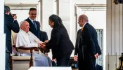 Papa Francisco saúda ministra da cultura do Brasil ao final da Audiência Geral