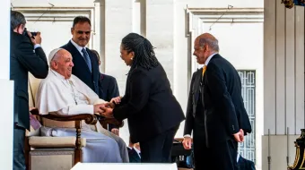 Papa Francisco cumprimentou a ministra da Cultura do Brasil, Margareth Menezes