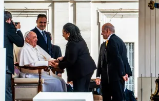 Papa Francisco cumprimentou a ministra da Cultura do Brasil, Margareth Menezes