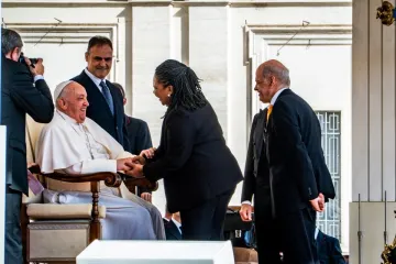 Papa Francisco cumprimentando a ministra da Cultura, Margareth Menezes