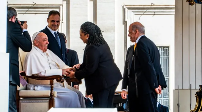 Papa Francisco cumprimentando a ministra da Cultura, Margareth Menezes