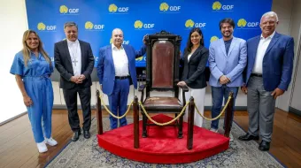 O  GDF doou a cadeira usada pelo papa são João Paulo II em sua visita à Brasília para a arquidiocese da capital