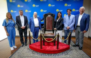 O  GDF doou a cadeira usada pelo papa são João Paulo II em sua visita à Brasília para a arquidiocese da capital