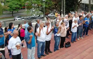 Grupo do Terço dos Homens rezando nas escadarias da catedral de Juiz de Fora, no dia 7 de setembro.