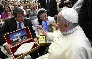 Fragmento da maior estátua de Cristo no mundo é abençoada pelo papa Francisco.