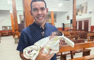 Padre Alejandro Enrique Ruiz Puerto com a bebê abandonada.