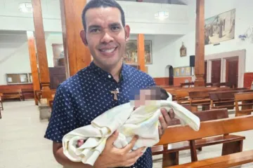 Padre Alejandro Enrique Ruiz Puerto com a bebê abandonada.