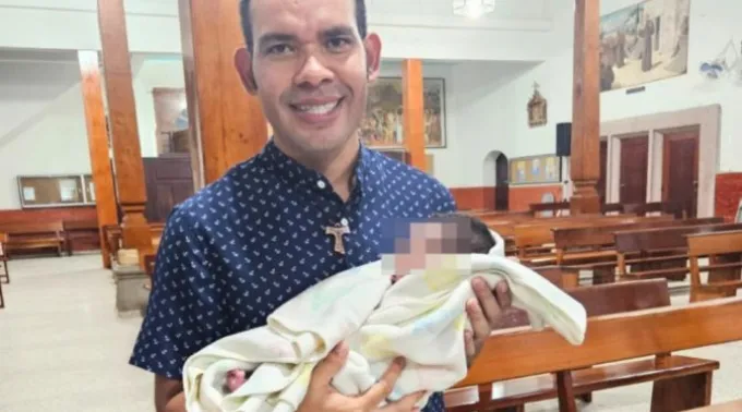 Padre Alejandro Enrique Ruiz Puerto com a bebê abandonada. ?? 