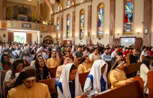 Fiéis lotam a igreja principal da Administração Apostólica na missa dominical