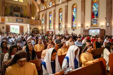 Fiéis lotam a igreja principal da Administração Apostólica na missa dominical