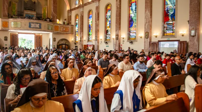 Fiéis lotam a igreja principal da Administração Apostólica na missa dominical