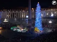 A árvore de Natal e o presépio são inaugurados no Vaticano.