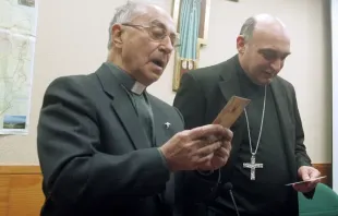 O padre Alexandre Alapont, com o arcebispo de Valencia, dom Enrique Benavent,quando era auxiliar em 2010.