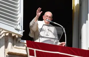 O papa saúda fiéis da janela do Palácio Apostólico durante a oração do Ângelus no Vaticano