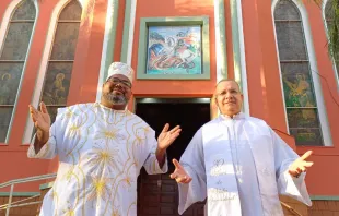 O babalorixá Ricardo de Oxum e o padre Sérgio Belmonte em frente à igreja de são Jorge, em Porto Alegre (RS)