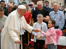 Papa Francisco saúda as crianças presentes na audiência com o Círculo de São Pedro no Vaticano.