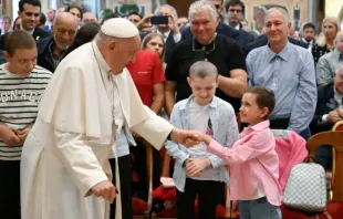 Papa Francisco saúda as crianças presentes na audiência com o Círculo de São Pedro no Vaticano.
