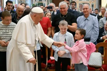 Papa Francisco saúda as crianças presentes na audiência com o Círculo de São Pedro no Vaticano