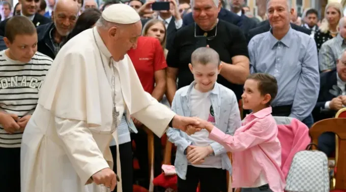 Papa Francisco saúda as crianças presentes na audiência com o Círculo de São Pedro no Vaticano ?? 