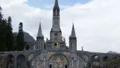 A decisão de retirar os mosaicos de Rupnik do santuário de Lourdes será anunciada em breve