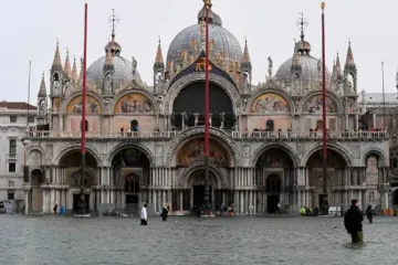 Imagem da Basílica de São Marcos em Veneza durante a época das cheias