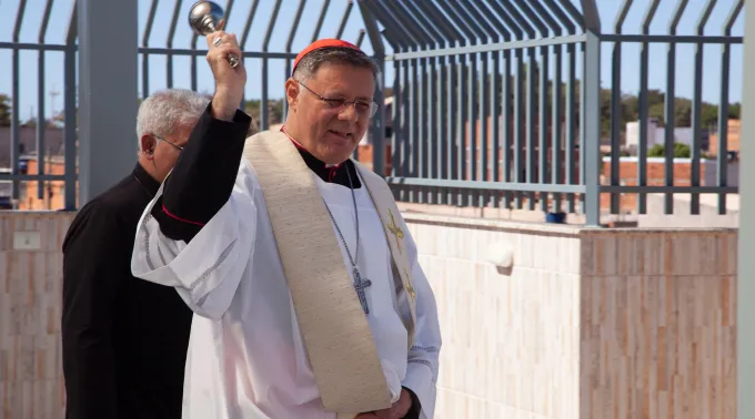 Cardeal Paulo Cezar Costa abençoando a Casa Berçário. ?? 
