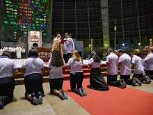 Dom Orani Tempesta abençoa os catequistas.