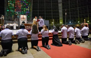 Dom Orani Tempesta abençoa os catequistas.