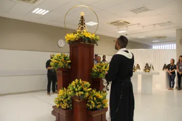 Entrega do manto e trono de Nossa Senhora.